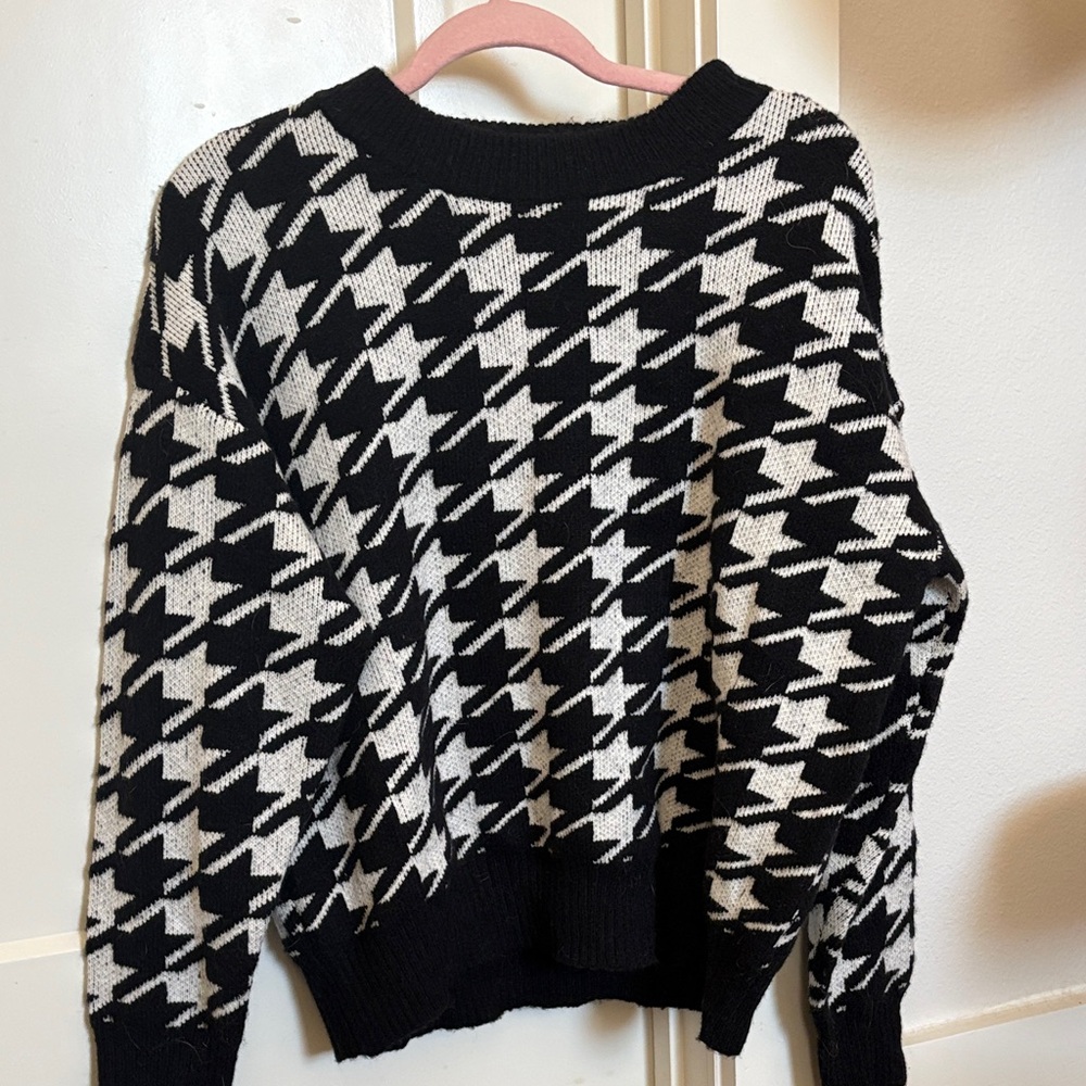 Stylish Black and White Houndstooth Sweater